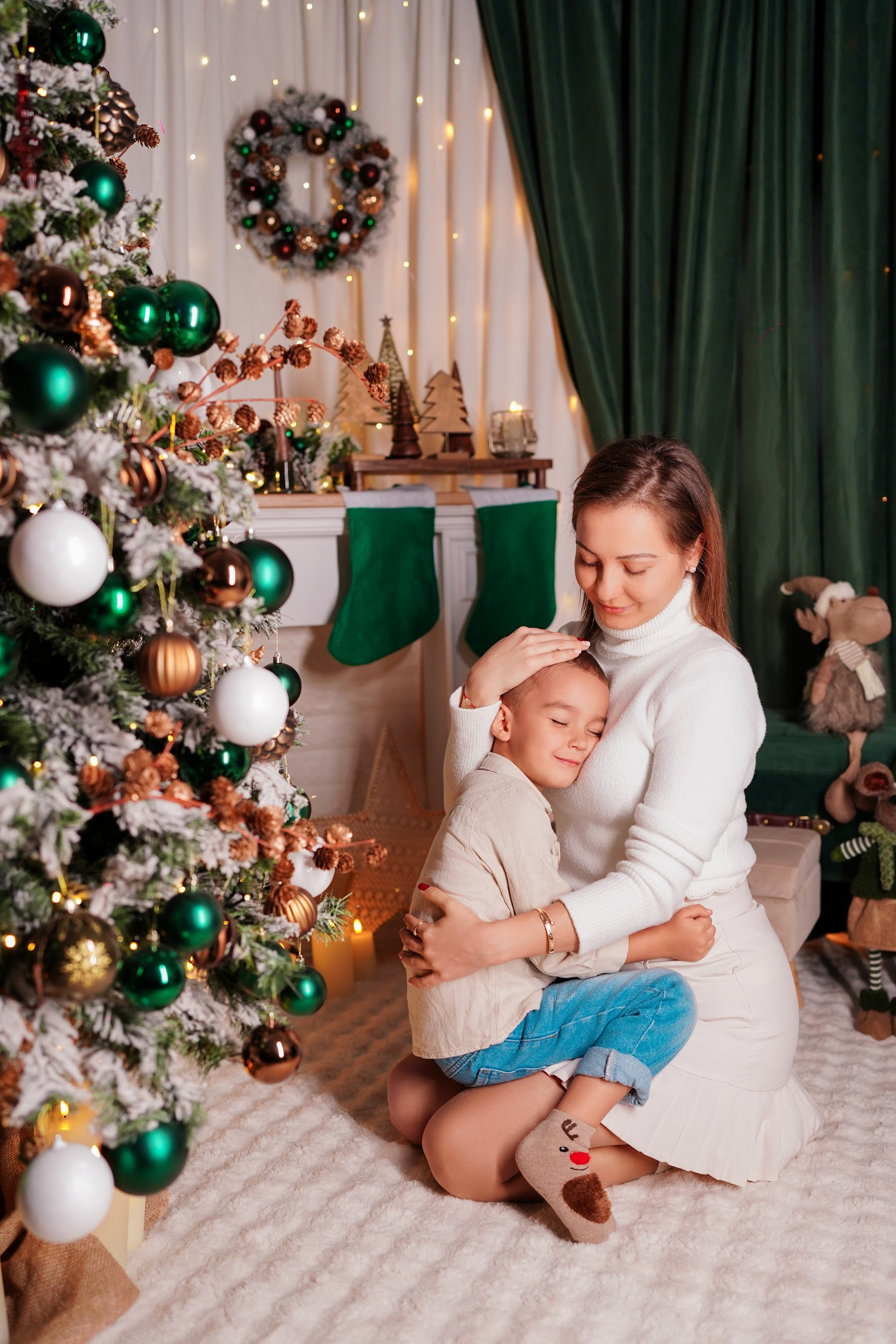 Майка и дете до коледна елха